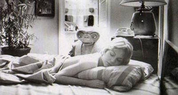 8. "E.T" filminde E.T. Elliott'un annesini uyurken seyrediyor.
