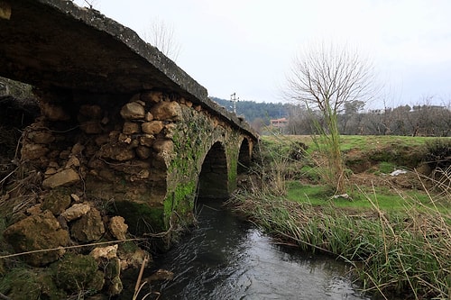 Üzerinden Büyük İskender'in Geçtiği Söylenen Köprü, Dökülen Beton Yüzünden Yıkıldı