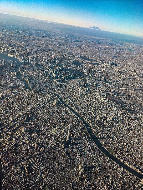 28. Dünya'nın en büyük şehri olan Tokyo da uçaktan bakıldığında bir maketmiş gibi duruyor.