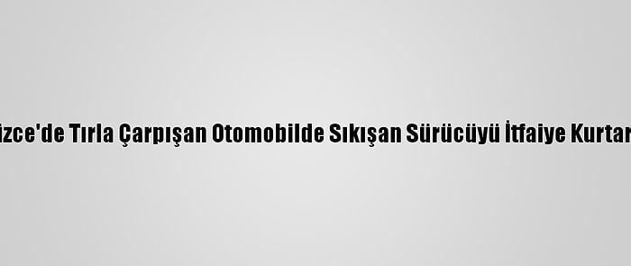 Düzce'de Tırla Çarpışan Otomobilde Sıkışan Sürücüyü İtfaiye Kurtardı