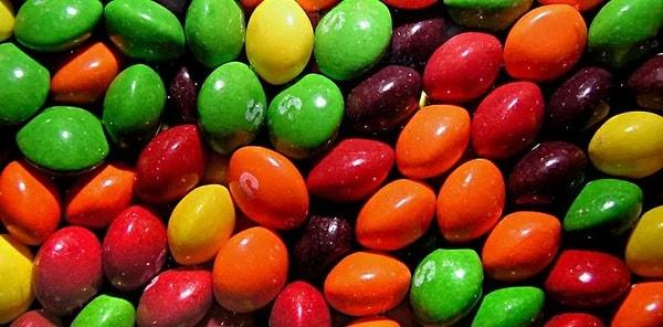 5. Kırmızı Skittles'ın rengi kaynatılmış böceklerden elde ediliyor.