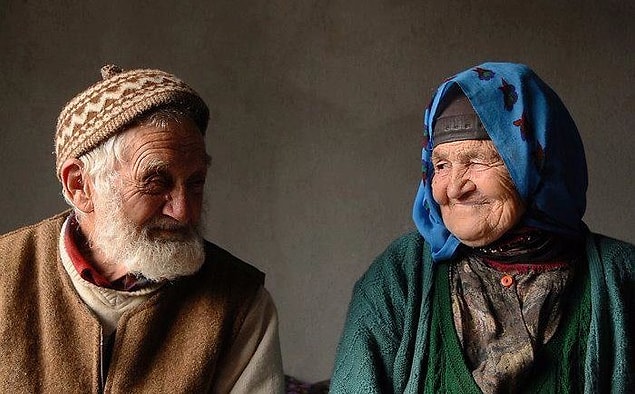 Aile bambaşka bir şey de babaanne, anneanne ve dede sevgisi apayrı. Onların sonsuz şefkatini, güzel kalbini gören torunlar çok şanslılar. Şimdi size o torunlardan çok duygulandıran paylaşımları göstereceğiz.