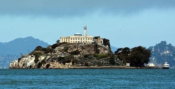 1861 ile 1963 yılları arasında hapishane olarak kullanılan Alcatraz Adası, her zaman kaçışın imkansız olduğu bir hapishane olarak görüldü.