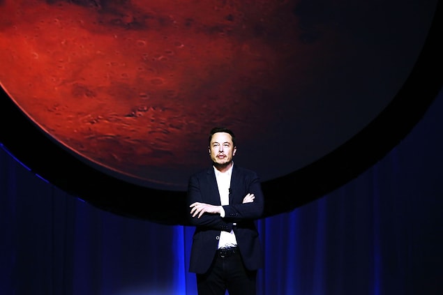 Musk, "Bu şehri muhtemel bir 3. Dünya Savaşı'ndan önce kendi kendine yetecek şekilde ayakta tutmaya çalışmalıyız" diye ekledi.