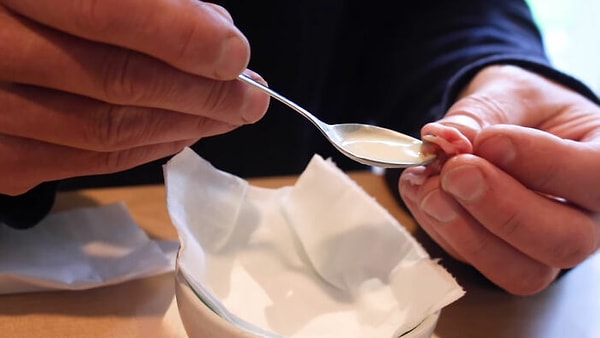 Мужчина терпеливо кормил птичку восемь раз в день, чтобы она выросла большой и сильной.