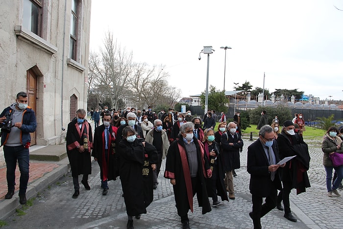 Polis Engelleyince Yürüyerek Okudular! İÜ ve Cerrahpaşa Öğretim Üyelerinden Boğaziçi'ne Destek Bildirisi