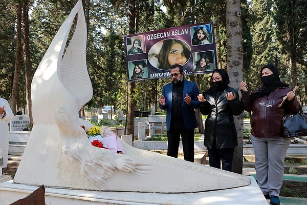 Mezarda kızları için dua okutan anne Songül Aslan ve baba Mehmet Aslan, duygulu anlar yaşadı.