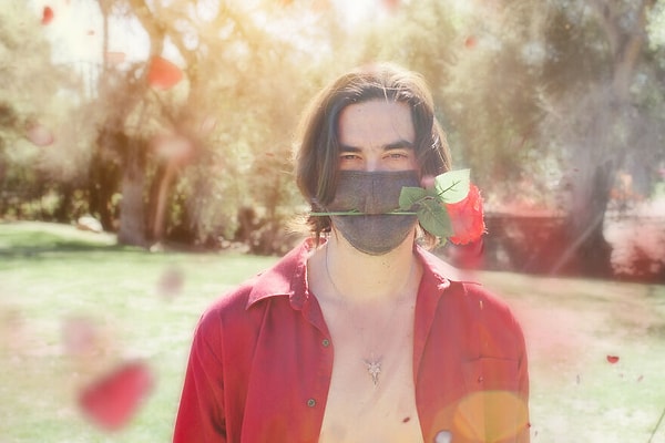 Он пытался замаскировать свои чувства ко мне, увы, безуспешно