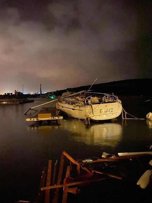 Çeşme’de Hortum: Çatılar Uçtu, Araçlar Savruldu, En Az 10 Yaralı Var