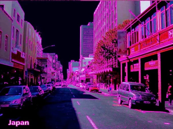 Япония, которая часто ассоциируется с неоновыми вывесками и киберпанком