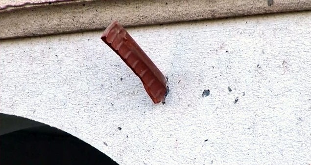 Hortumun etkisiyle çatılardaki kiremitler evlerin duvarlarına saplandı.