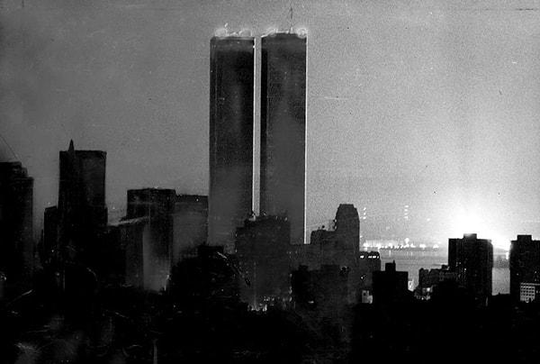 1977 yılında New York'ta meydana gelen bu olay, ilk başta sıradan bir elektrik kesintisi gibi görünse de yalnızca 25 saatte inanılmaz bir suç oranı oluşturdu.