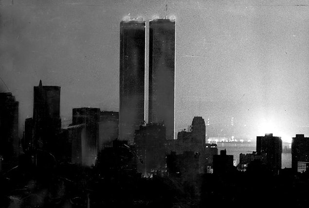 1977 yılında New York'ta meydana gelen bu olay, ilk başta sıradan bir elektrik kesintisi gibi görünse de yalnızca 25 saatte inanılmaz bir suç oranı oluşturdu.