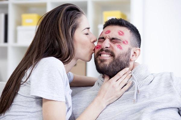 Erkeğin sağladığı avantaj ise şu: Tükürük alışverişi sağlanan öpüşmelerde erkek kadına testosteronu daha rahat gönderip kadının östrojen seviyesini arttırıyor.