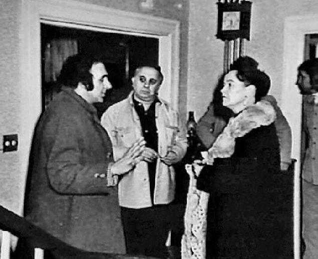Warren çifti önce evdeki herkesle tek tek görüştü ve ardından evi inceledi.