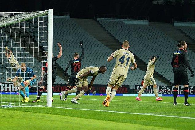 19'da Fenerbahçe Thiam'ın golüyle 1-0 öne geçti. Sarı Lacivertliler'in maçtaki ilk şutu gol oldu.