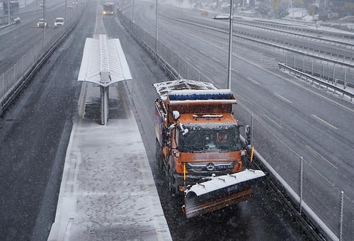 Beklenen Kar Yağışı Başladı: İstanbul Beyaza Büründü