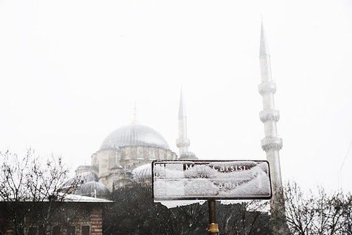 Beklenen Kar Yağışı Başladı: İstanbul Beyaza Büründü