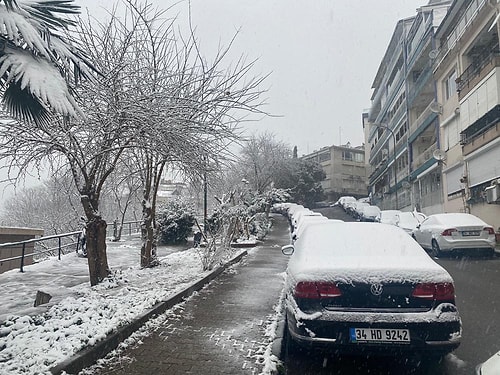 Beklenen Kar Yağışı Başladı: İstanbul Beyaza Büründü