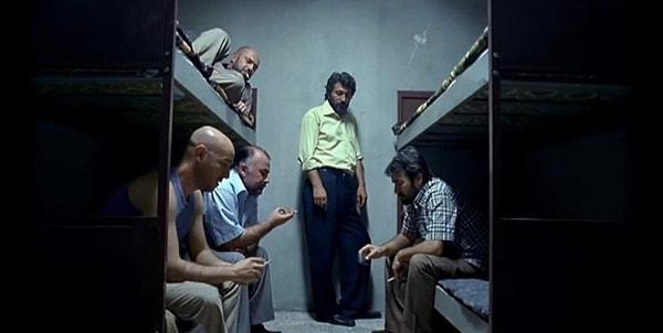 SERDAR AKAR, 2007 yapımı Barda filminin son sahnesinde mahkum rolüyle karşımıza çıktı.