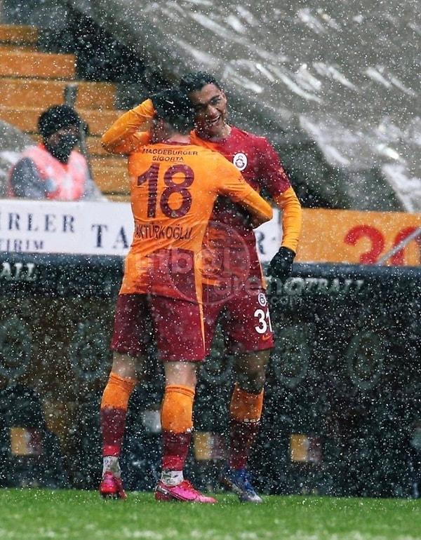 Topun başına geçen Mostafa Mohamed 89. dakikada Galatasaray adına skoru 2-1'e getirdi.