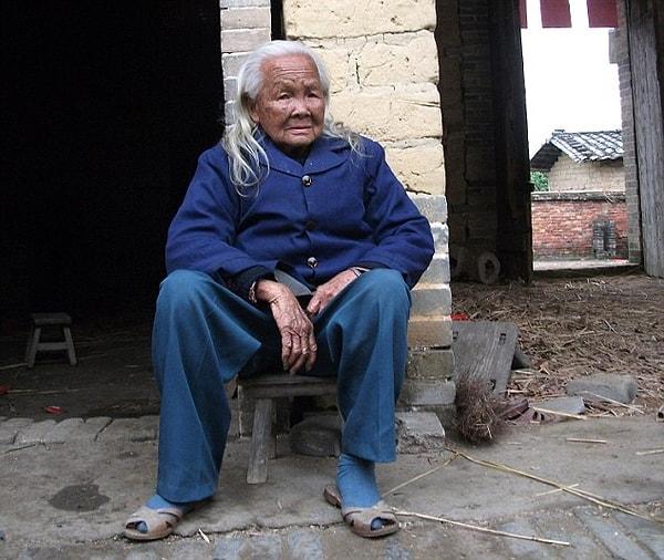 5. 95 yaşındaki Li Xiufeng'i uyandırmayı başaramayan komşusu onun öldüğünü sandı ve aslında ölmeyen talihsiz kadın sonrasında 6 gününü tabutun içinde geçirdi.