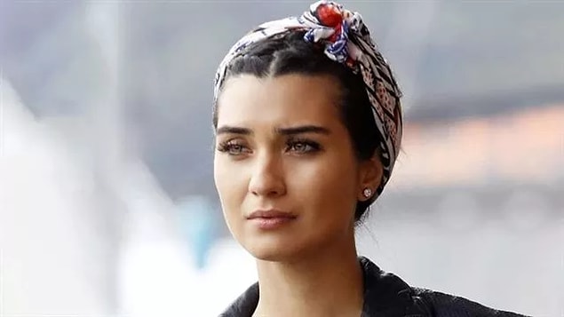 Daha sonra, Dar Elbise ve Rüzgarın Hatıraları filmlerinde rol aldı. İstanbul Kırmızısı filmindeki sade oyunculuğu çok sevildi. Filmi çoğu kişi konusu ve yavaş işlenişi nedeniyle pek sevmese de, Büyüküstün yine döktürmüştü!