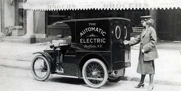 Kadınlar onlara özel üretilmiş elektrikli otomobiller kullanıyordu.
