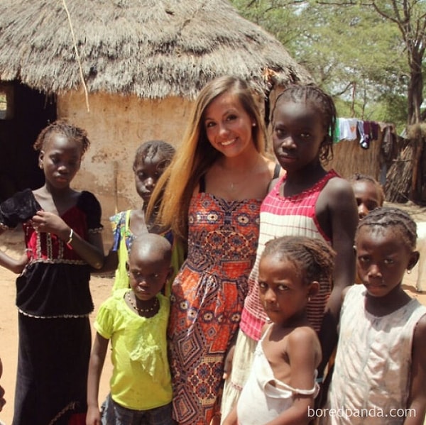 9. Эти дети были абсолютно не заинтересованы в том, чтобы делать фото, которое эта девушка подписала "Спасение африканских детей моим присутствием" для Instagram