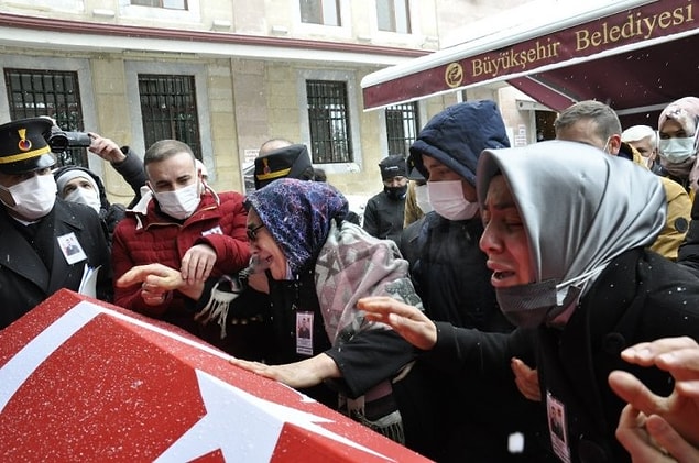 Çokça tepki çeke o kongrede edilen telefonun ardından acılı anne Ayşe Güler, Sözcü'ye konuşmasında "Benim kongreden aradığından haberim yoktu. Mezarlıkta aradı, gelişigüzel aradı ve konuştum" dedi.