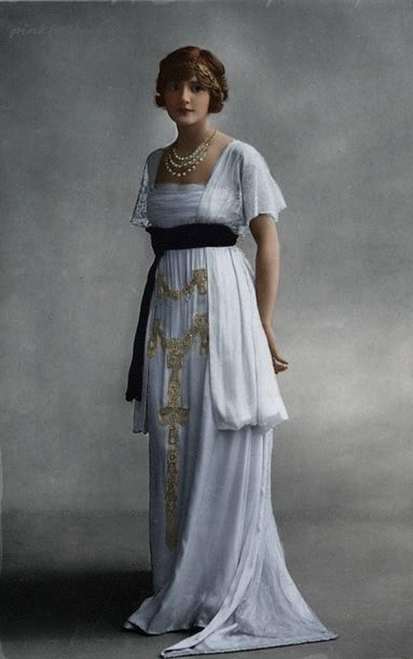 1. 1910'lu yıllardan zarif bir elbise