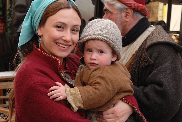 Ama eminiz, çoğu kişi onu Elveda Rumeli dizisindeki Hatice karakteri ile tanır! Kendisine keşke bu dizideki gibi minnoş kadın rolleri verilse, her sarışın kadın fettan olacak diye bir kural yok ama işte!