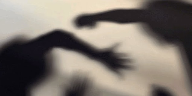 Bunu öğrendiğini abisine belli etmiyor. Sonra eve gidiyorlar ve abisi Ali’yi çok kötü bir şekilde dövmeye başlayınca Ali bir şekilde kurtulup, yalın ayak karakola kaçıyor. Peşinden abisi ve babası karakola gidiyor ve şikayet etmemesini söylüyorlar. Ali dinlemeyip darp raporu alıyor. Şikayetçi oluyor ama sonrasında şikayetini çekmezsen seni öldürürüz tehditleri başlıyor. Ardından şikayeti geri çektiriyorlar.