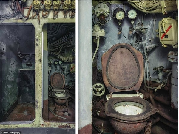 Единственный туалет, который фотографы нашли на подводной лодке. На этой подводной лодке мог разместиться экипаж из 78 человек.  Ольга сказала: «Не спрашивайте, как! Условия проживания на борту были довольно тяжелыми. На каждого человека не хватало мест. Капитан был единственным, у кого была каюта»