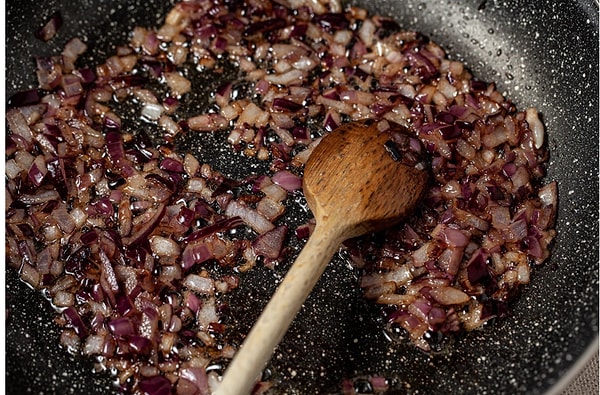 4. Нарезать лук мелкими кубиками, обжарить до мягкости и золотистого цвета.