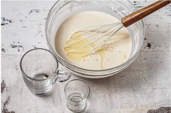 7. Добавить в тесто кипяток и масло.