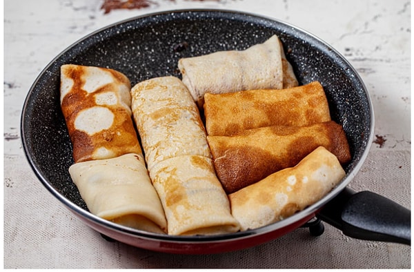 10. Используйте ту же сковороду, чтобы обжарить их. Также можно добавить кусочки ветчины.