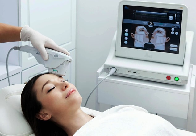 Ulthera görüntüleme ultrasonuyla birlikte kullanılan, deride hasar yapmadan, bağ dokusuna etki edebilen FDA onaylı odaklı bir ultrason cihazıdır. Cilt altını görerek yolladığı atışlarla kontrollü şekilde cildi yenileyen ve geren güvenli bir teknolojidir.