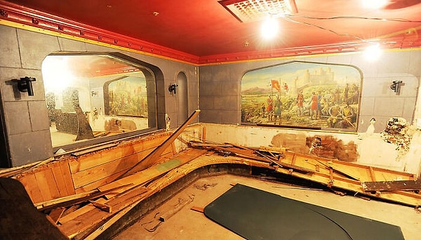 Как и следовало ожидать, повсюду пыль и мусор, но большая часть паба осталась нетронутой.