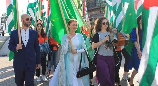 Batı ve kuzeyde Rusya, doğuda Gürcistan ve güneyde Karadeniz'e kıyısı bulunan Abhazya'nın toplam yüzölçümü tam 8700 km2!