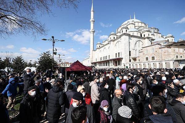 Emin Saraç için Fatih Camii’nde düzenlenen cenaze töreninde sosyal mesafe unutulmuş ortaya bu görüntüler çıkmıştı. 👇
