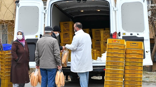Halk Ekmek'in kamu imkanlarını kullanarak sokak ve caddelere yerleştirdiği büfelerde ekmek satmasının fırınlara karşı haksız rekabet ve adaletsizlik olduğu savunuldu.