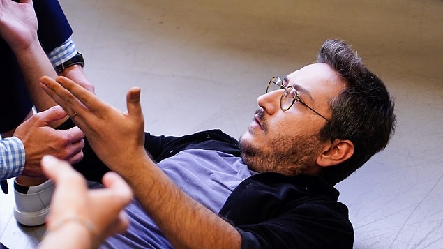 Feyyaz Yiğit Çakmak, yıllardır hayatımızda olan ama değerinin gerçek anlamda Ölümlü Dünya filmindeki muazzam performansıyla anlaşıldığı biri.