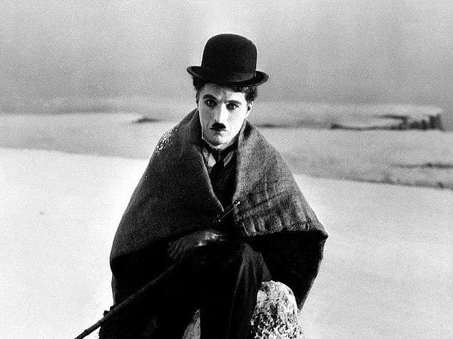 Eşlerini aldatmasından Chaplin'in kadınlara düşkün olduğunu hemen anladık, fakat bu düşkünlüğü Hollywood'da epey bilinen bir olaydı.