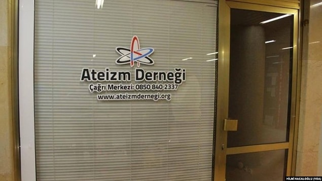 İnanç özgürlüğü kapsamında kişiler, istediği inancı benimseyebilir ya da benimsemez. Ülkemizde bu özgürlük doğrultusuna bir araya gelmiş dernekler de bulunmaktadır; tıpkı Ateizm Derneğinde olduğu gibi.