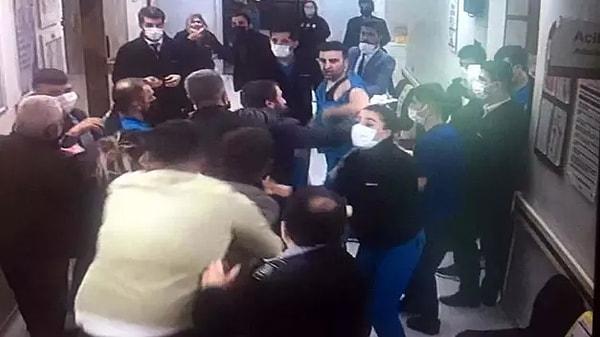 Hasta yakını 5 kişi, sağlık çalışanlarına saldırdı.