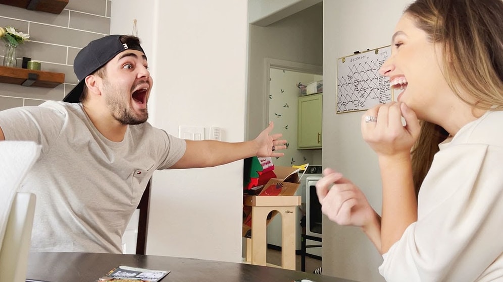 Eşine Hamile Olduğunu Kazı Kazan Kartı ile Söyleyen Kadının Muhteşem Sürprizi