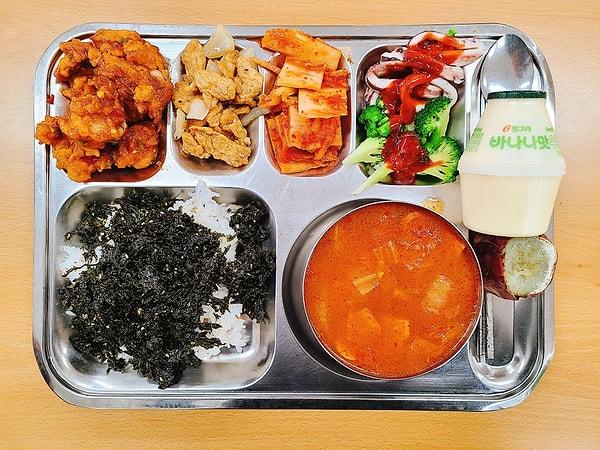 15. "Kore'deki okulumun tatlı ve baharatlı kızarmış tavuk, ordu usulü güveç ve çeşitli yan yemeklerden oluşan öğle yemeği"