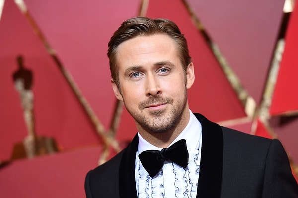 Hollywood'un yakışıklı aktörü Ryan Gosling önceki gün yeni filminin galasına katıldı. Kameralara poz kesen Gosling'in yüzündeki donuk ifade kısa sürede olay oldu. Botoksları yüzünden tepki çeken ünlü isme çeşit çeşit benzetme yapıldı.