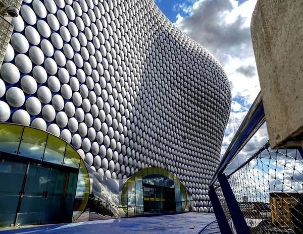 3. Это сооружение в Бирмингеме (Великобритания) словно обернуто в воздушно-пузырчатую пленку!